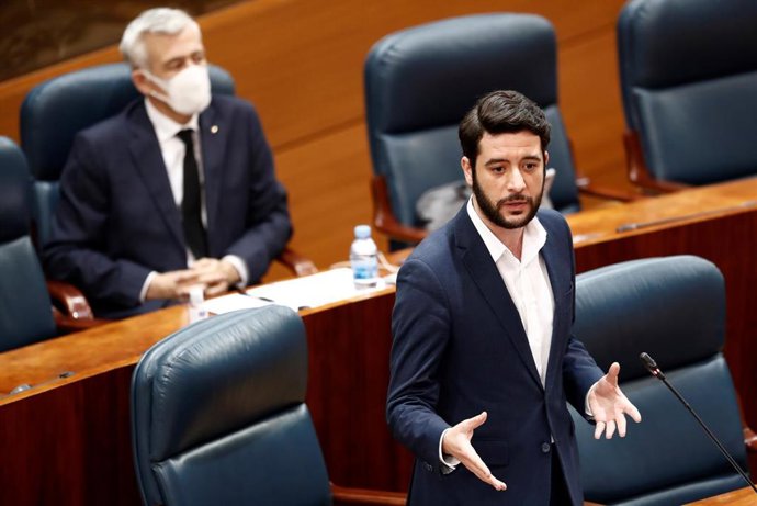El portavoz de Ciudadanos César Zafra durante su intervención en una sesión de control de la Asamblea de Madrid., en Madrid (España), a 4 de mayo de 2020.