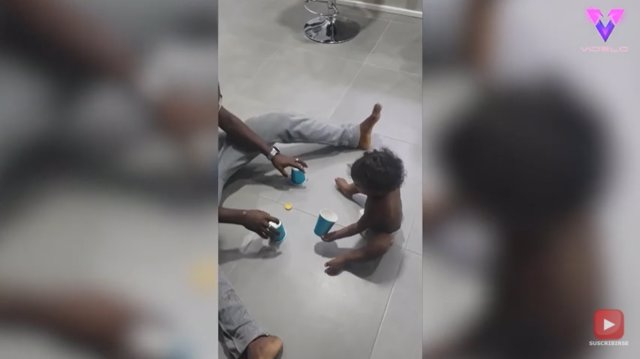Un bebé de 1 año domina el juego del trile contra su padre en un vídeo que se ha hecho viral