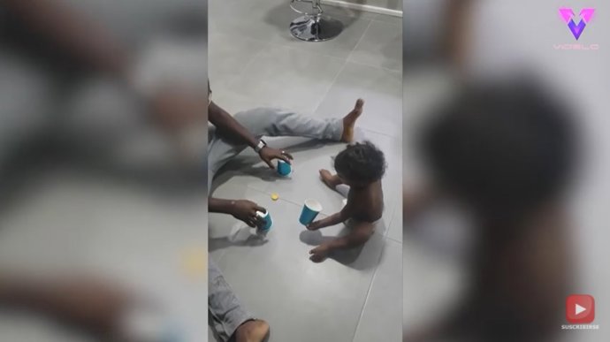 Un bebé de 1 año domina el juego del trile contra su padre en un vídeo que se ha hecho viral