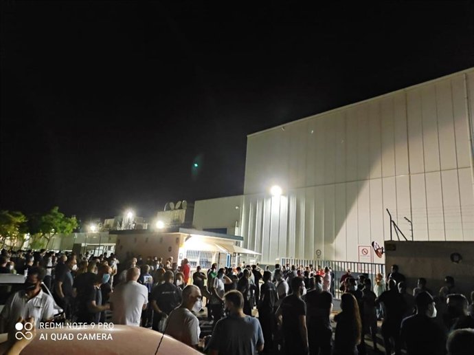 Imagen de la concentración y asamblea informativa celebrada este mañana en la factoría de Alestis en San Pablo (Sevilla).
