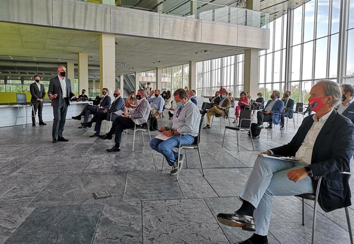 Reunión del delegado de Hábitat Urbano, Cultura y Turismo del Ayuntamiento de Sevilla, Antonio Muñoz, con el Consejo Asesor del Plan8 de impulso al turismo y con una representación de empresarios e instituciones.