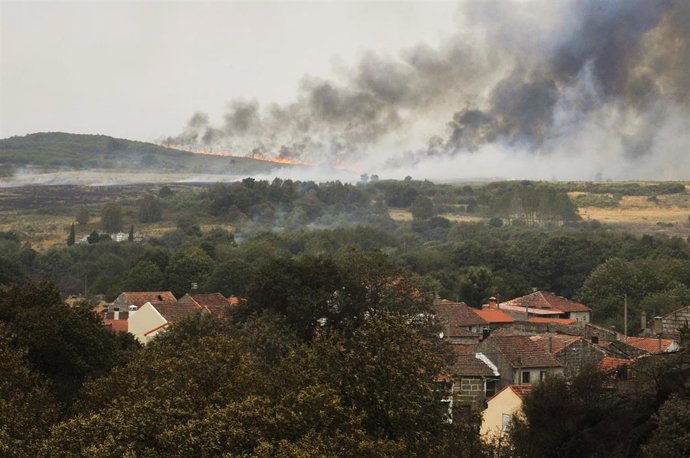 Vista de los puntos de fuego del incendio en la parroquia de Montes, en Cualedro, Ourense, Galicia (España), a 14 de septiembre de 2020. El fuego ha arrasado unas 800 hectáreas de superficie desde que fue declarado a las 14,14 horas de ayer, domingo. Pa