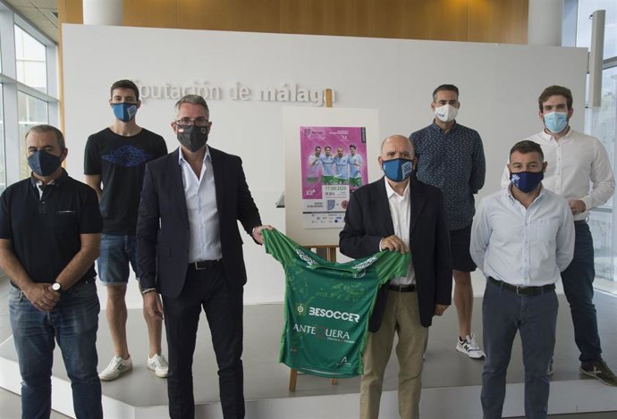 El vicepresidente primero y diputado de Educación, Juventud y Deporte, Juan Carlos Maldonado, recibe a los responsables del BeSoccer CD UMA Antequera
