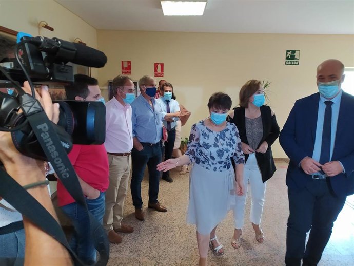 Valenzuela (izda.), con la delegada del Gobierno, Sandra García, y el presidente de la Diputación, Antonio Ruiz, en la Subdelegación.