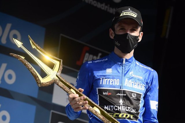 El ganador de la Tirreno Adriático 2020, el británico Simon Yates (Mitchelton-Scott)