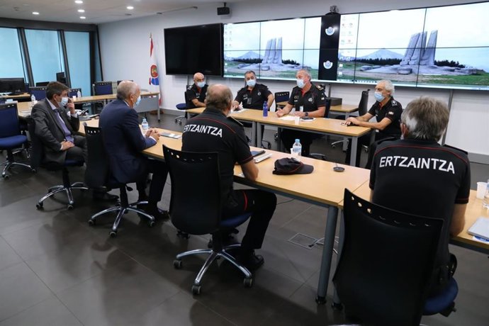El consejero de Seguridad, Josu Erkoreka,mantiene su primera reunión con la Jefatura de la Ertzaintza en la sede central de Erandio