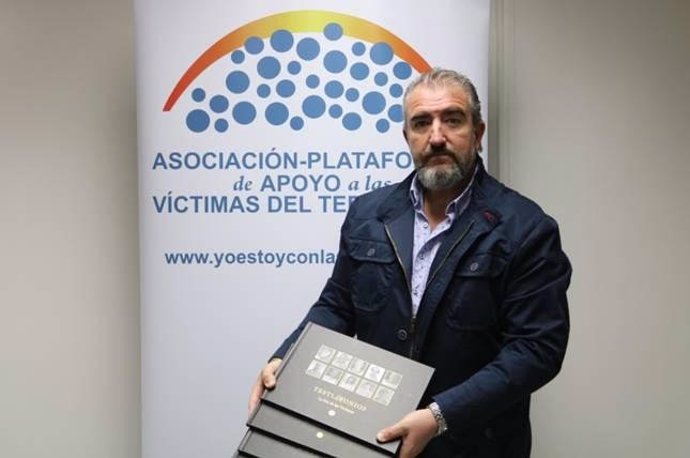 Miguel Folguera, de la APAVT, con los libros de 'Testimonios, la voz de las víctimas'