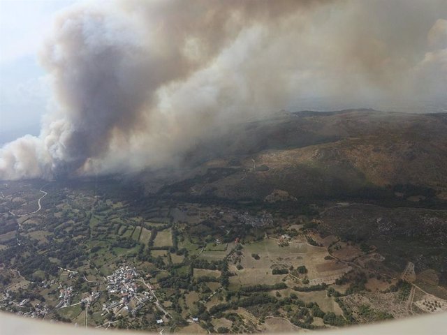 Imagen del incendio que ha llegado hasta la provincia de Zamora, desde Orense,