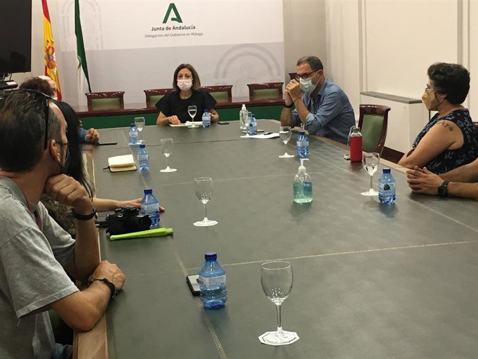 La delegada del Gobierno andaluz en Málaga, Patricia Navarro; el delegado territorial de Salud, Carlos Bautista, y el conce- Jal del distrito de Churriana del Ayuntamiento de Málaga, José del Río, en una reunión con vecinos de Churriana