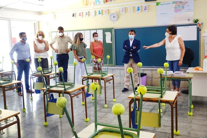 El alcalde, José Manuel Bermúdez, en una visita a un colegio de Santa Cruz de Tenerife para examinar las medidas sanitarias para prevenir el coronavirus