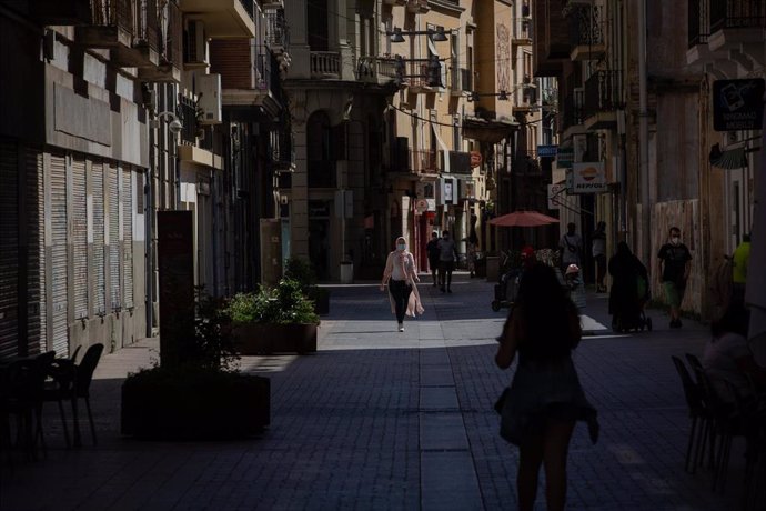 Varias personas caminan por una calle del centro de Lleida, capital de la comarca del Segri, en Lleida.