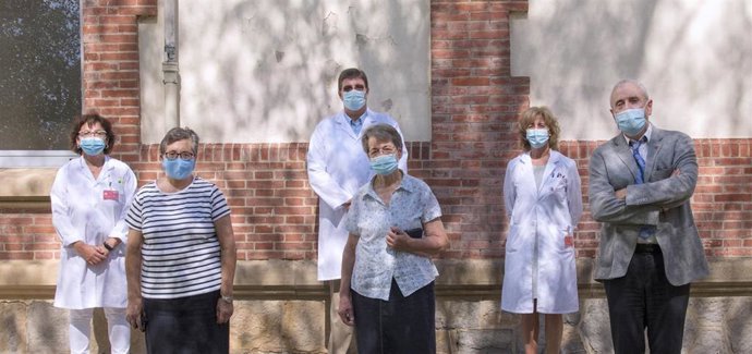 Representantes del Departamento de Salud con religiosas de las Hijas de la Caridad en el Complejo Hospitalario de Navarra