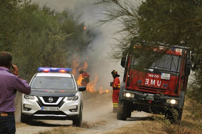 Efectivos de la Guardia Civil y de la UME trabajan en las labores de extinción de un incendio en la parroquia de Montes, en Cualedro, Ourense, Galicia (España), a 14 de septiembre de 2020. El fuego ha arrasado unas 800 hectáreas de superficie desde que 