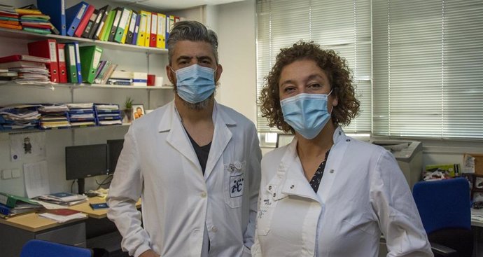 Ricardo Gargini y Pilar Sánchez Gómez, de la Unidad de Neurooncología de la UFIEC-ISCIII, en uno de los laboratorios del centrol.