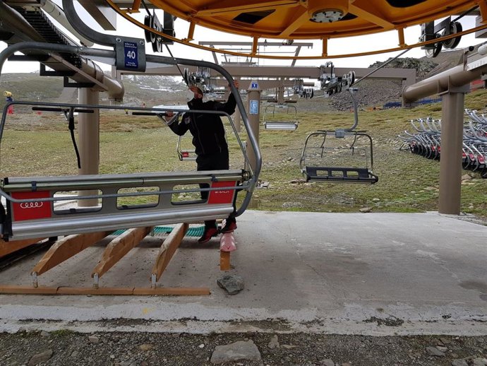 Trabajador de Cetursa en uno de los remontes, en imagen de archivo