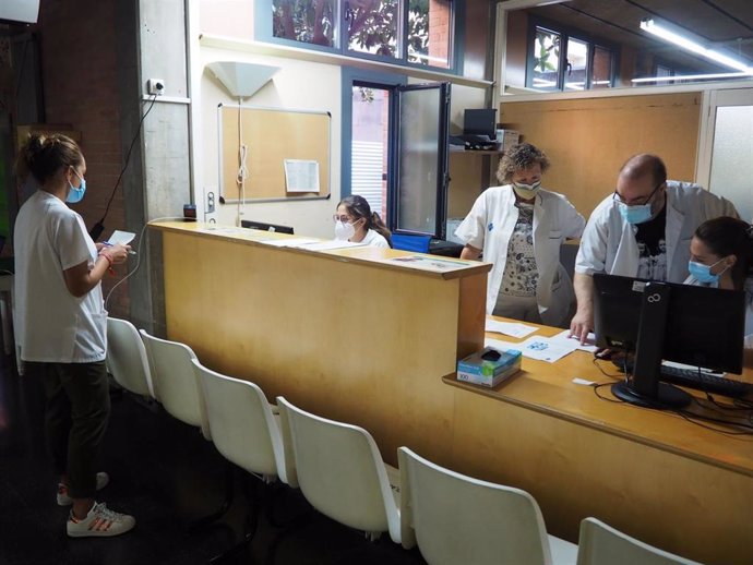 Trabajadores del CAP Jordi Nadal de Salt (Girona), de nuevo en su puesto de trabajo este lunes, tras dos meses y medio lejos con el centro cerrado por un incendio