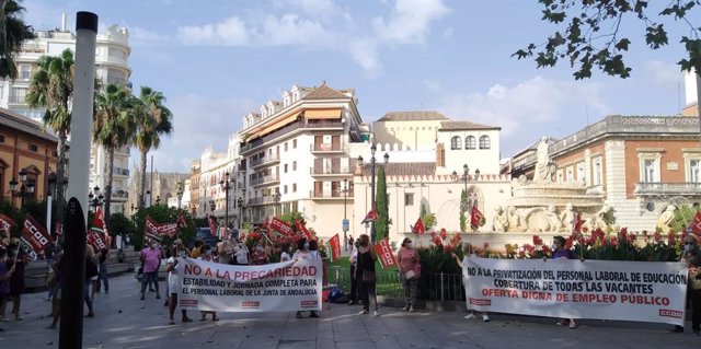 Concentración de CCOO en la Puerta Jerez de Sevilla contra la "privatización" de servicios esenciales en colegios.