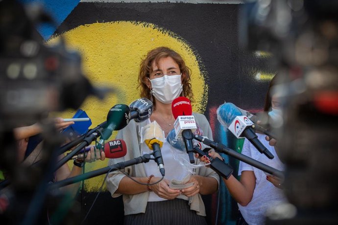 La secretaria general de Educación de la Generalitat catalana, Núria Cuenca, realiza declaraciones ante los medios de comunicación en la escuela Ruyra, en L'Hospitalet de Llobregat (Barcelona/Cataluña/España) a 14 de septiembre de 2020