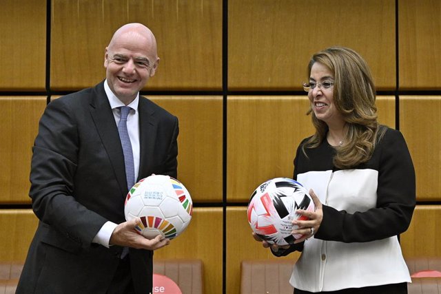 Gianni Infantino junto a Ghada Waly tras la firma del Memorando de Entendimiento entre FIFA y la ONU