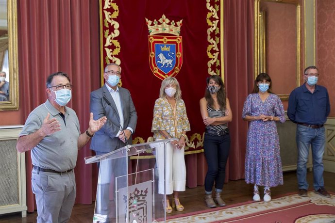 El Ayuntamiento de Pamplona recibe a la peña ciclista El Gesto