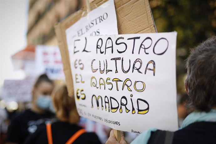 Pancarta donde se puede leer "El Rastro es cultura, el Rastro es Madrid" durante el 11 domingo consecutivo de concentraciones organizadas por los vendedores del Rastro para reclamar la reapertura del mercadillo. En Madrid, (España), a 13 de septiembre 