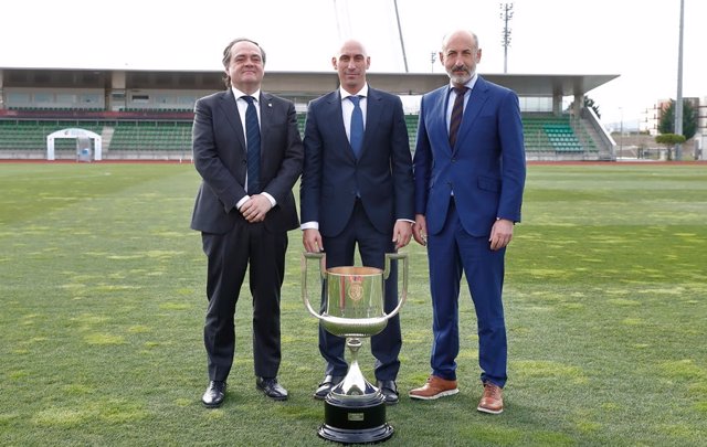 El presidente de la RFEF, Luis Rubiales, con los de la Real Sociedad y Athletic Club, Jokin Aperribay y Aitor Elizegi