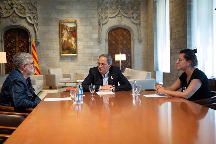 (I-D) El diputat de la CUP al Parlament,  Carles Riera, el president de la Generalitat de Catalunya, Quim Torra i la diputada de la CUP, Natalia Sánchez, durant la reunió.