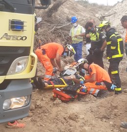 Bomberos intervienen en el rescate de un obrero herido en San Roque (Cádiz)