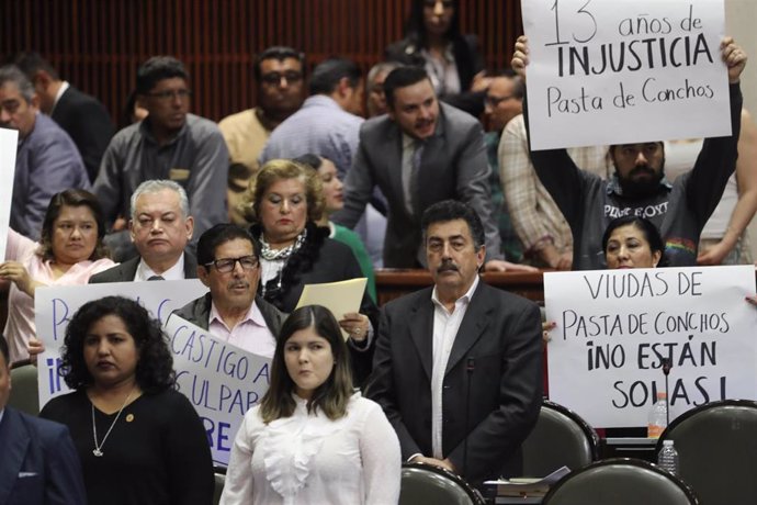 Familiares de las víctimas de los mineros que murieron atrapados tras una explosión en una de las minas de Pasta de Conchos, en el norte de México, durante una reivindicación exigiendo justicia en febrero de 2019.
