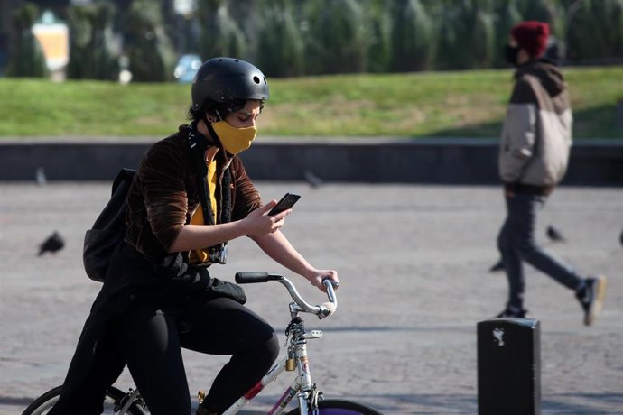 Una joven pasea en bicileta por el centro de Buenos Aires.
