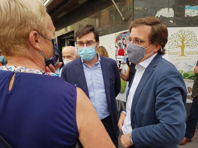 El alcalde de Madrid, José Luis Martínez-Almeida, junto con el concejal de Carabanchel, Álvaro González