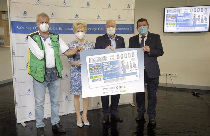 Foto de familia de la presentación del cupón dedicado a 2020 Año Internacional de Enfermeras y Matronas