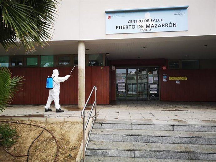 Un operario fumiga en la puerta del centro de salud de Mazarrón