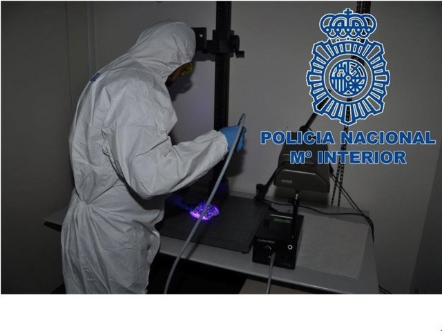 Un agente de la policía científica.