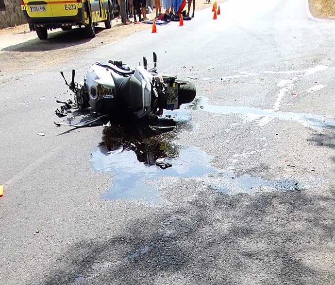 Estdo de la moto tras ser arrollado su conductor por unos narcos en Sanlúcar