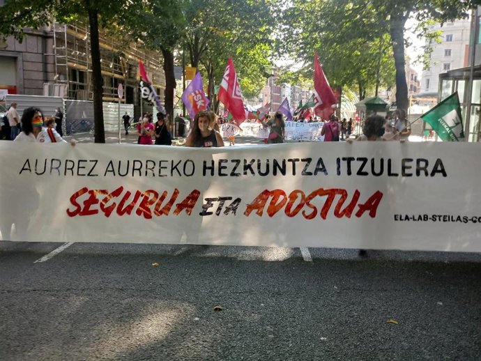 Sindicatos de Educación en Huelga recorren las calles de Bilbao