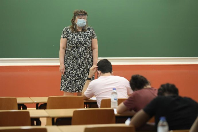 Una profesora vigila una clase mientras estudiantes de las asignaturas troncales de la rama de Ciencias se examinan de las pruebas de la Evaluación de Acceso a la Universidad (EVAU), foto de archivo