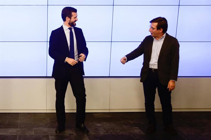El presidente del PP, Pablo Casado, y el alcalde de Madrid y nuevo portavoz nacional del PP, José Luis Martínez-Almeida, durante la reunión de la Junta Directiva Nacional del Partido Popular, a 20 de agosto de 2020.