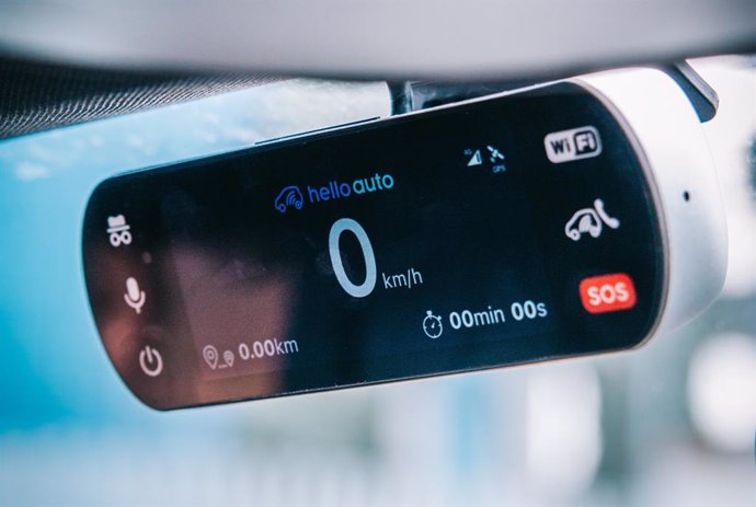 Imagen del dispositivo Hello Auto Conect, que se equipa en el coche y ayuda a mejorar la conducción.