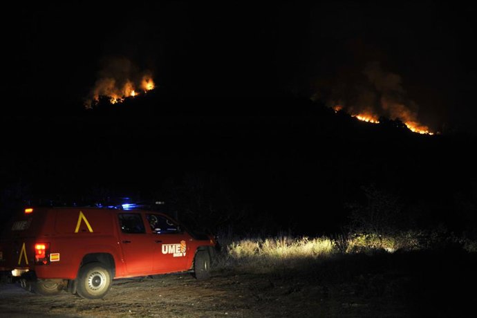Bomberos de le UME en el incendio de Vilariño de Conso en Ourense donde se ha declarado la situación 2 de emergencia dada la proximidad del fuego a núcleos de población. En Vilariño de Conso (Ourense) a 14 de septiembre de 2020.