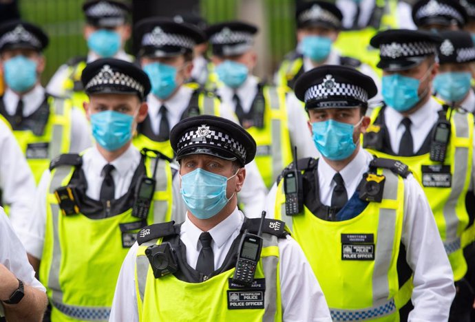 Policías con mascarilla en Londres desplegados ante una protesta del movimiento Extinction Rebellion