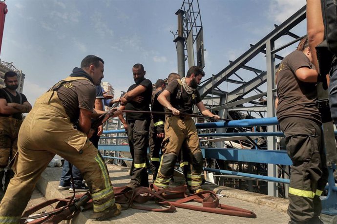 Trabajadores de Protección Civil en el lugar del anterior incendio en Beirut, registrado el 10 de septiembre