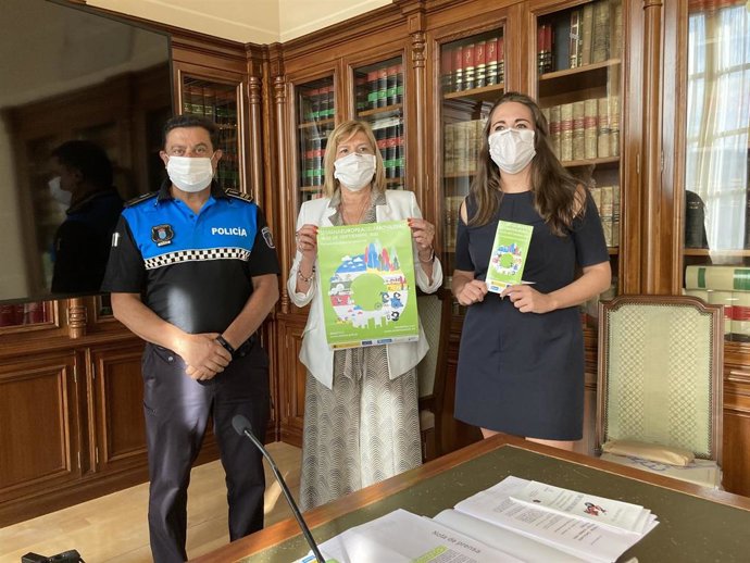 La concejal de Seguridad del Consistorio, Raquel de Frutos, acompañada por el Intendente jefe de la Policía Local, Julio Rodríguez, y la técnico de Movilidad, Raquel Manso.
