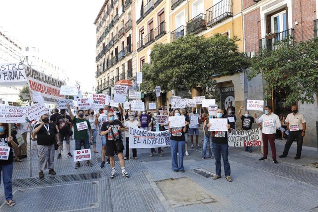 Imagen de recurso de comenciantes de El Rastro manifestándose contra su cierre