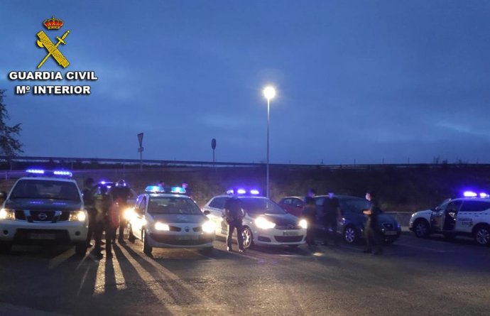 Actuación de la Guardia Civil para desarticular un botellón en la playa de Liméns, en Cangas (Pontevedra).