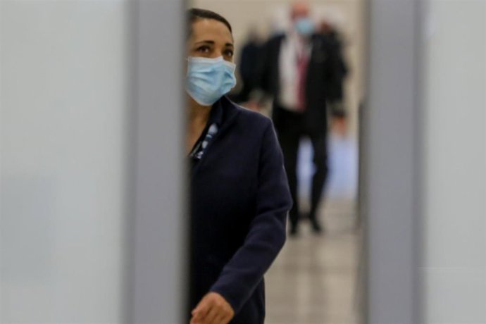 Una mujer con mascarilla en la terminal 4 del Aeropuerto de Madrid-Barajas Adolfo Suárez. En Madrid (España), a 15 de mayo de 2020.