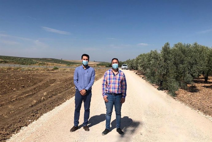 El delegado de Infraestructuras Rurales, Manuel Olmo (dcha.), visita el camino en el que ha actuado la Diputación