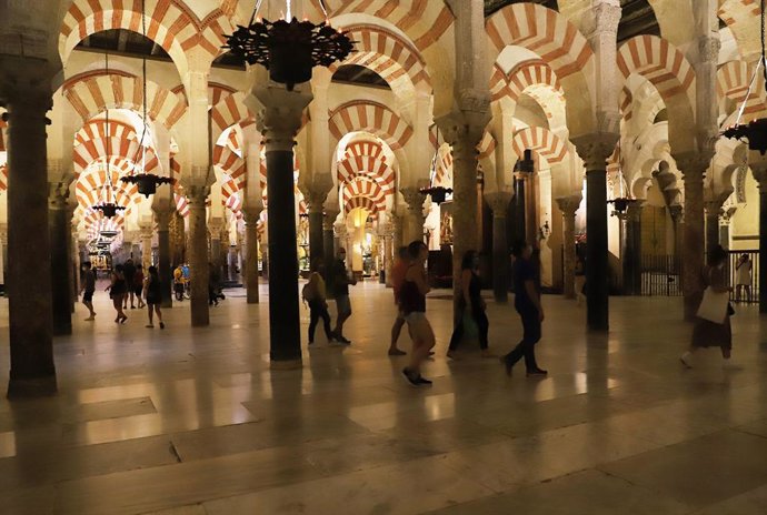 Visitantes de la Mezquita-Catedral de Córdoba durante la 'Noche del Patrimonio'.