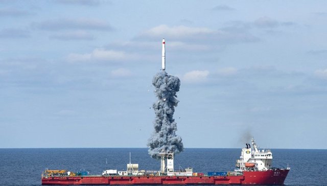 Lanzamiento de un cohete chino con nueve satélites desde una plataforma marítima