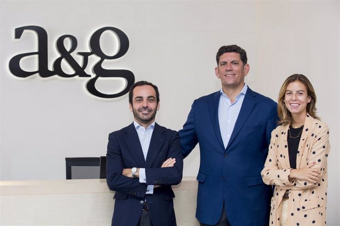 De izquierda a derecha: Eduardo Erhardt, Luis Roy y Sonsoles Lozano, nuevos banqueros de A&G Banca Privada